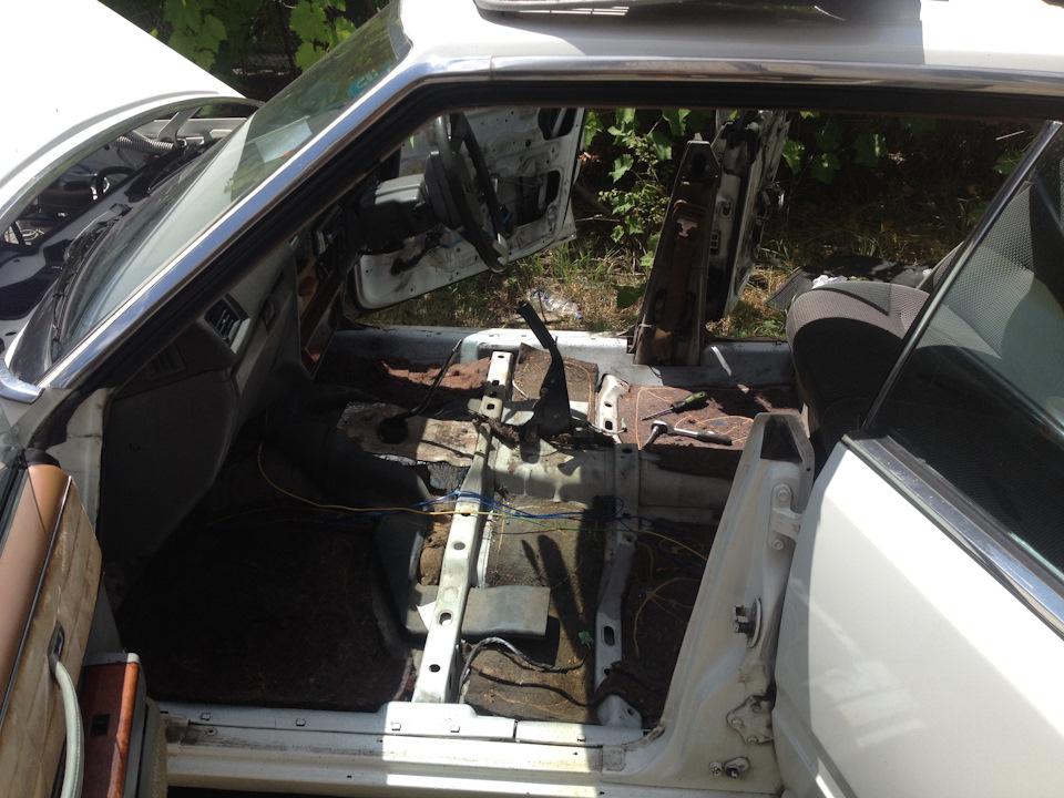 под ковром кузов в отличном состоянии — Nissan Cedric (5G)