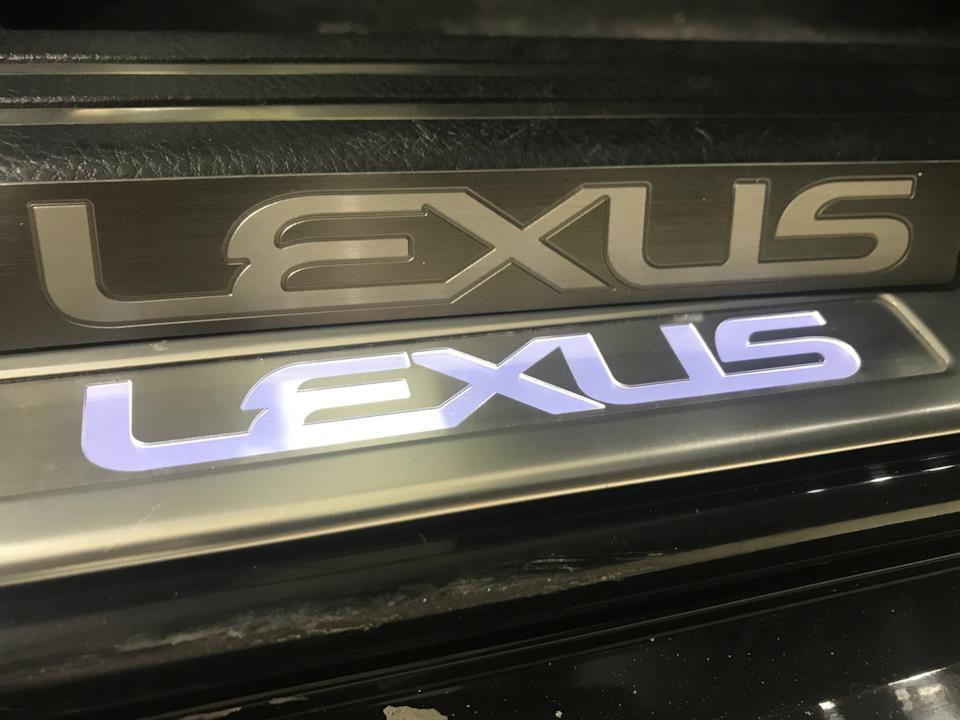 Логотип который с подсветкой малость поуже — Lexus LS 600h
